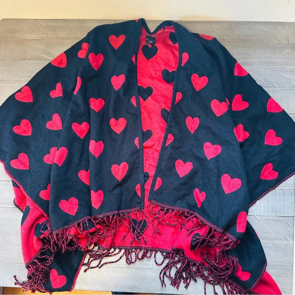 NWT Steve Madden Valentine’s Day Hearts Reversible Cape Wrap Shawl One Size - Picture 4 of 6